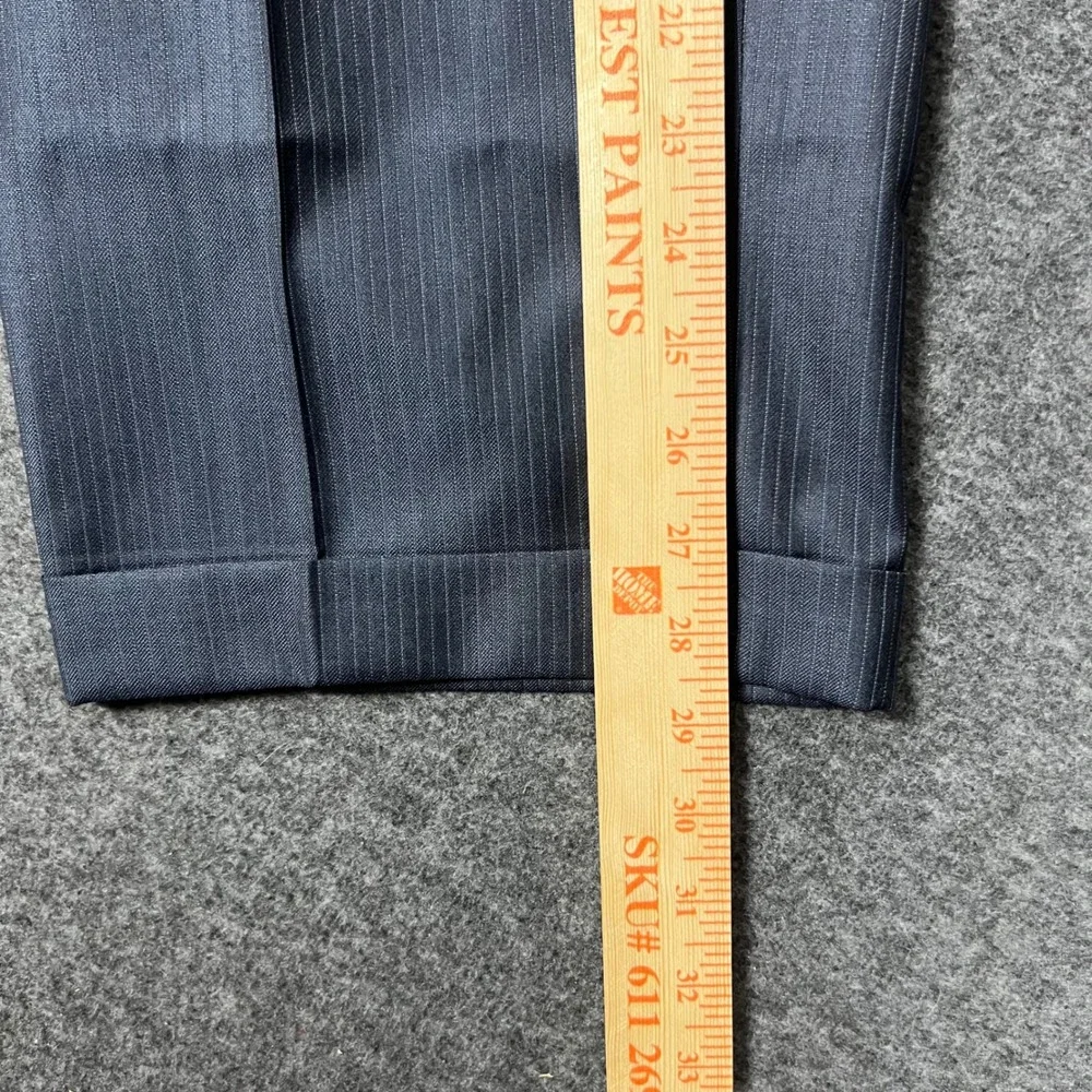 Jos A Bank 2 Piece Suit Mens 44S Pleated Pants 34x29 Grey Silk Blend Pinstripe